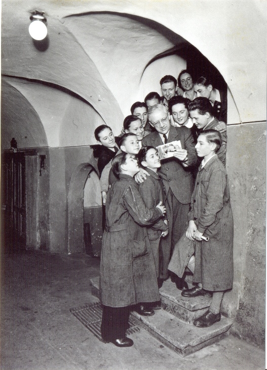 1935 - Komm.R. Julius Kiennast mit seinen Lehrlingen (Komis)